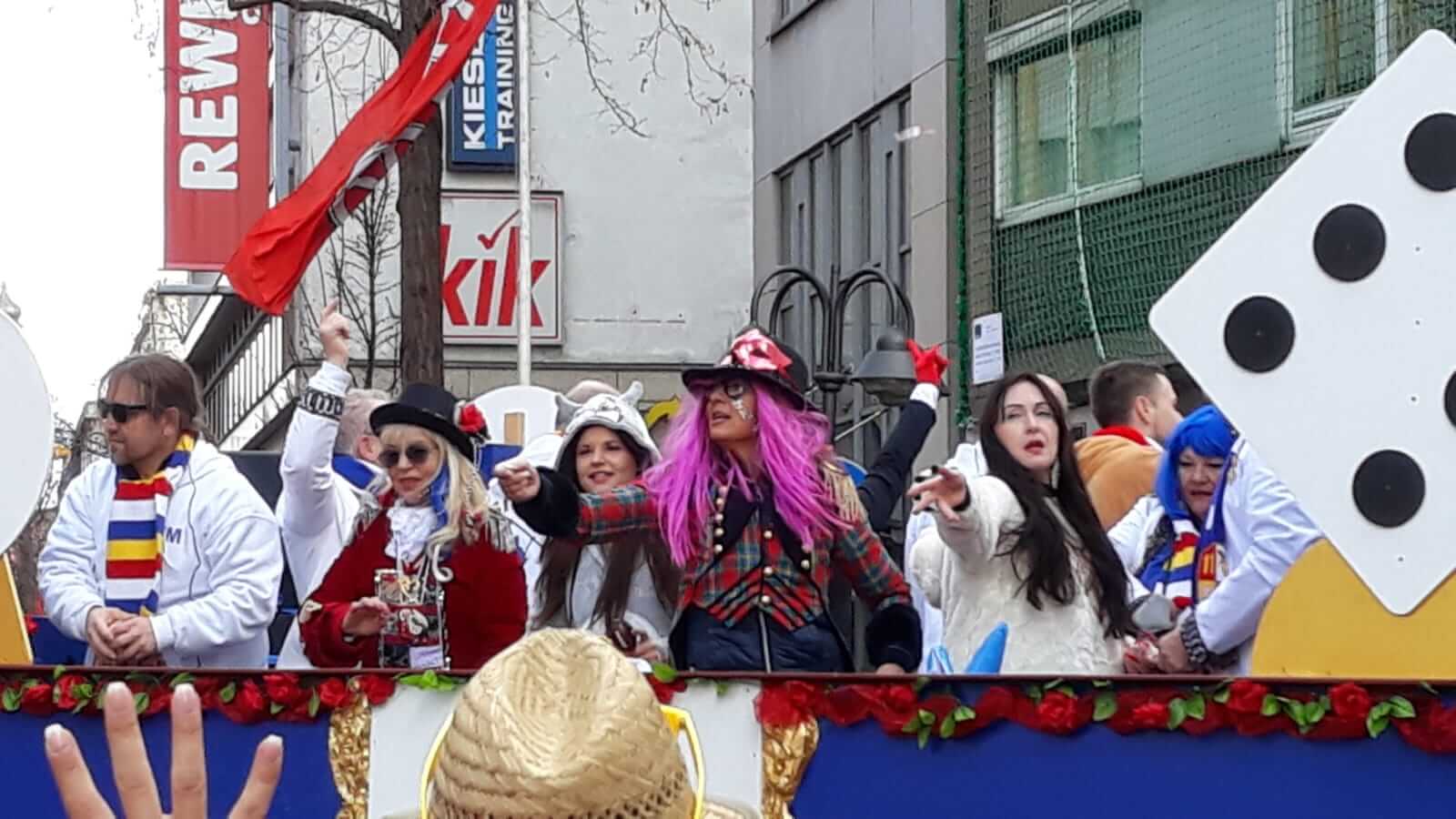 Wagen der Sirona Boys auf dem Rosenmontagszug